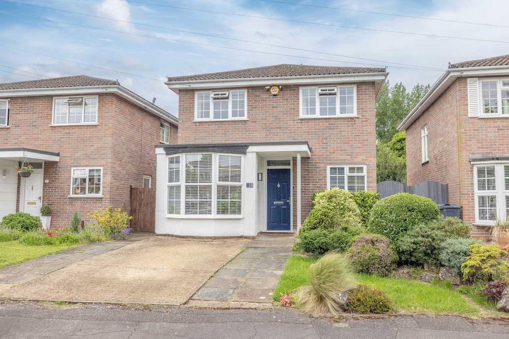 Eton Close, Datchet SL3 4 bed detached house for sale £650,000
