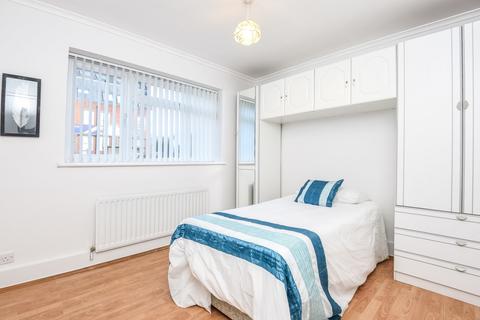 2 bedroom flat to rent, High Road London N20