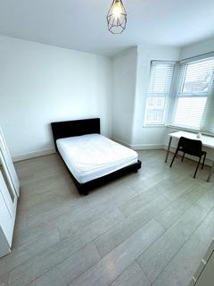 Studio to rent, Castleton Road, Ilford IG3