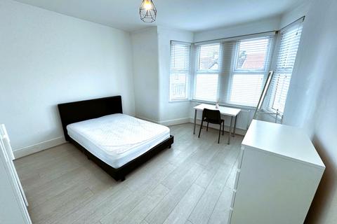 Studio to rent, Castleton Road, Ilford IG3