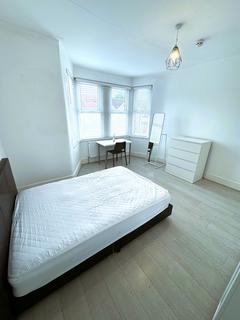 Studio to rent, Castleton Road, Ilford IG3