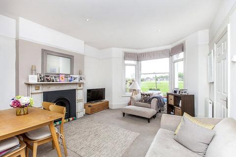 2 bedroom flat to rent, Ferme Park Road, Stroud Green, London N4