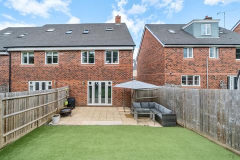 32 Brickwork Avenue, Liphook, GU30 7WP
