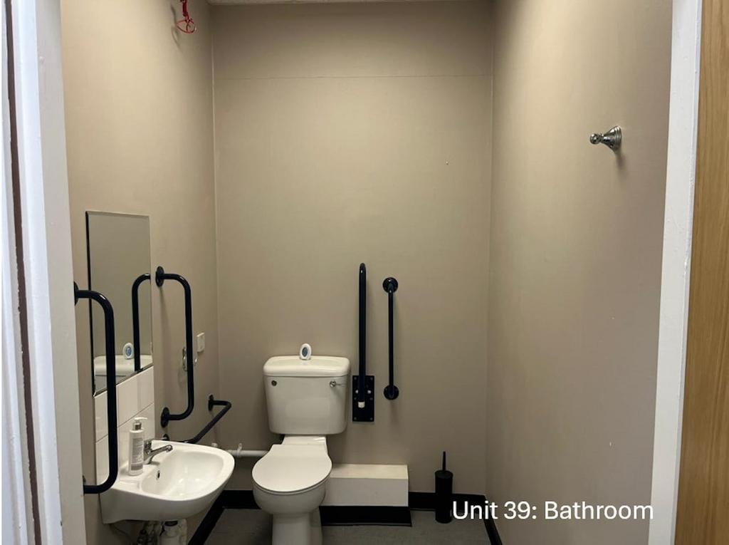 Unit 39 Bathroom .jpg