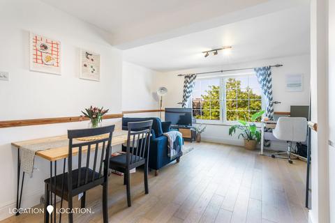 2 bedroom apartment for sale, Walford Road, N16