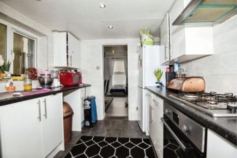 2 bedroom terraced house to rent, Castle Road, Chatham