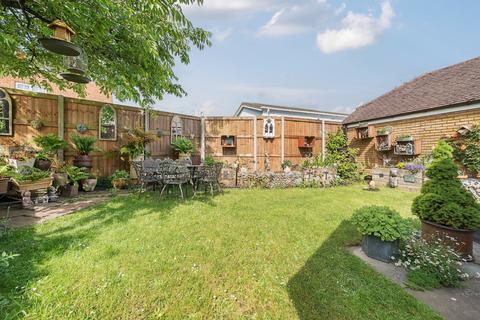 2 bedroom end of terrace house for sale, Mitre Close, Shepperton, TW17