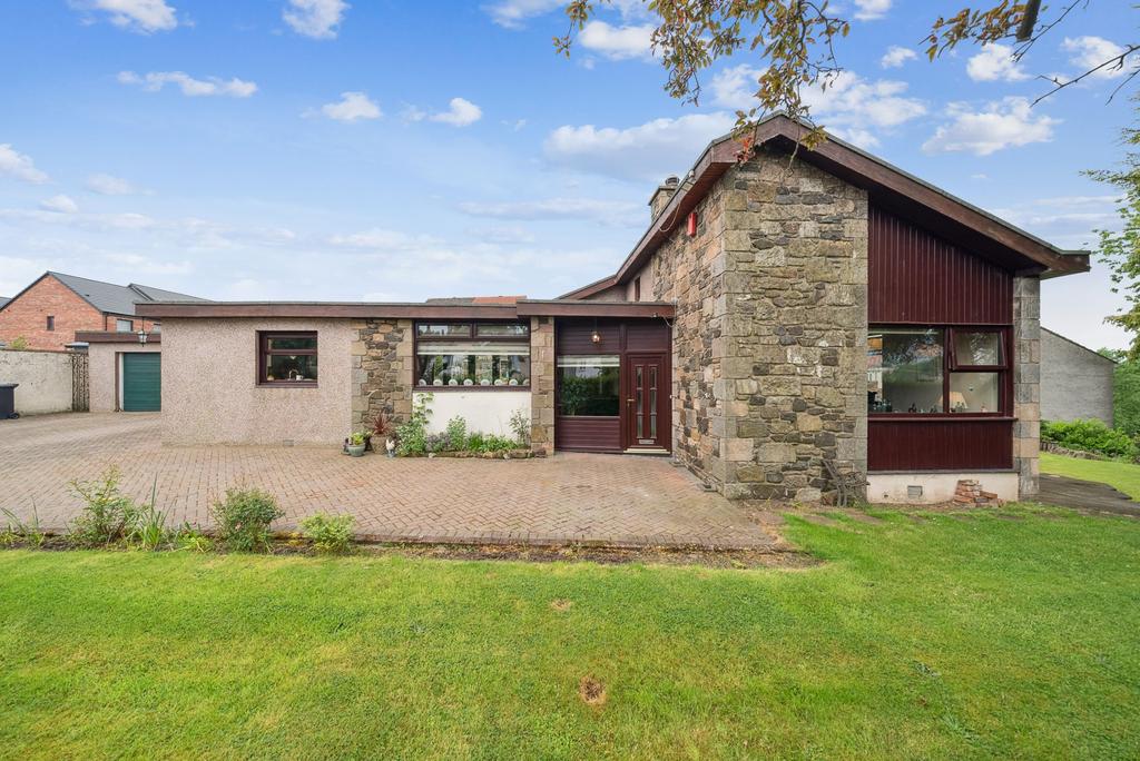 Branshill Road, Sauchie, Alloa, FK10 3BN 4 bed detached bungalow for