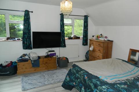 3 bedroom detached house to rent, The Fairway, Burnham SL1