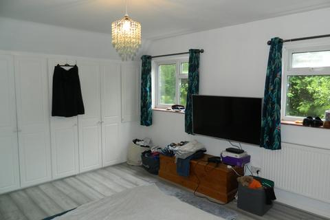 3 bedroom detached house to rent, The Fairway, Burnham SL1
