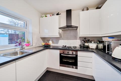 3 bedroom semi-detached house for sale, Hillside, London NW9