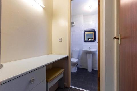 5 Burns Close, London, SW19 1TX