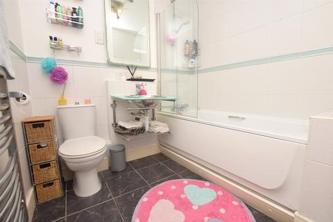 21 Romside Place, Romford, RM7 7EE
