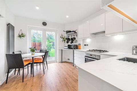 2 bedroom maisonette for sale, Woodleigh Gardens, London SW16