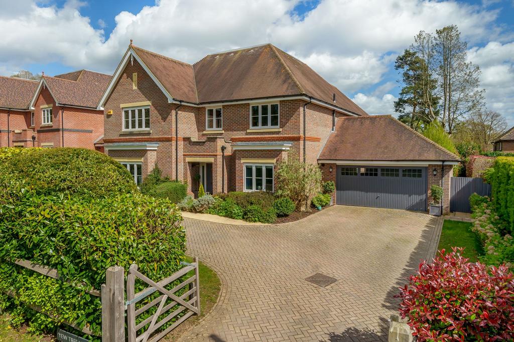 Dodsley Grove, Easebourne, GU29 5 bed detached house - £1,650,000