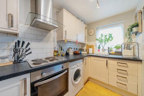 2 bedroom apartment for sale, Handside Close, Worcester Park KT4