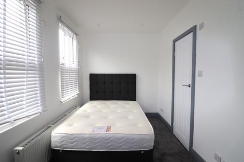 5 bedroom terraced house to rent, Windsor Road, Gillingham ME7