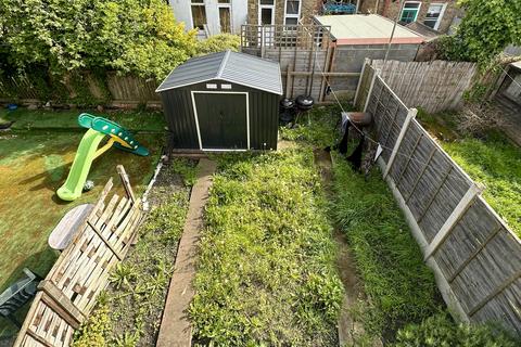 2 bedroom flat for sale, Kettlebaston Road, London, E10