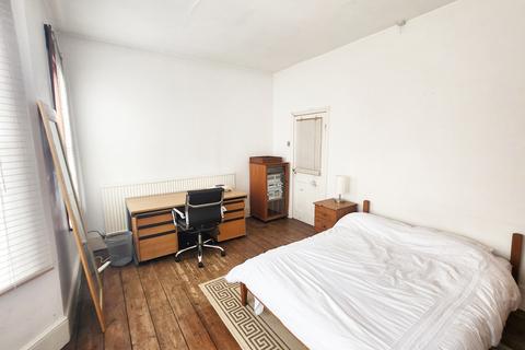 3 bedroom terraced house to rent, 19 Millfields Road, E5 0SA