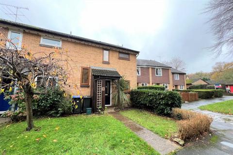 2 bedroom end of terrace house to rent, Tregarth Place, Woking GU21
