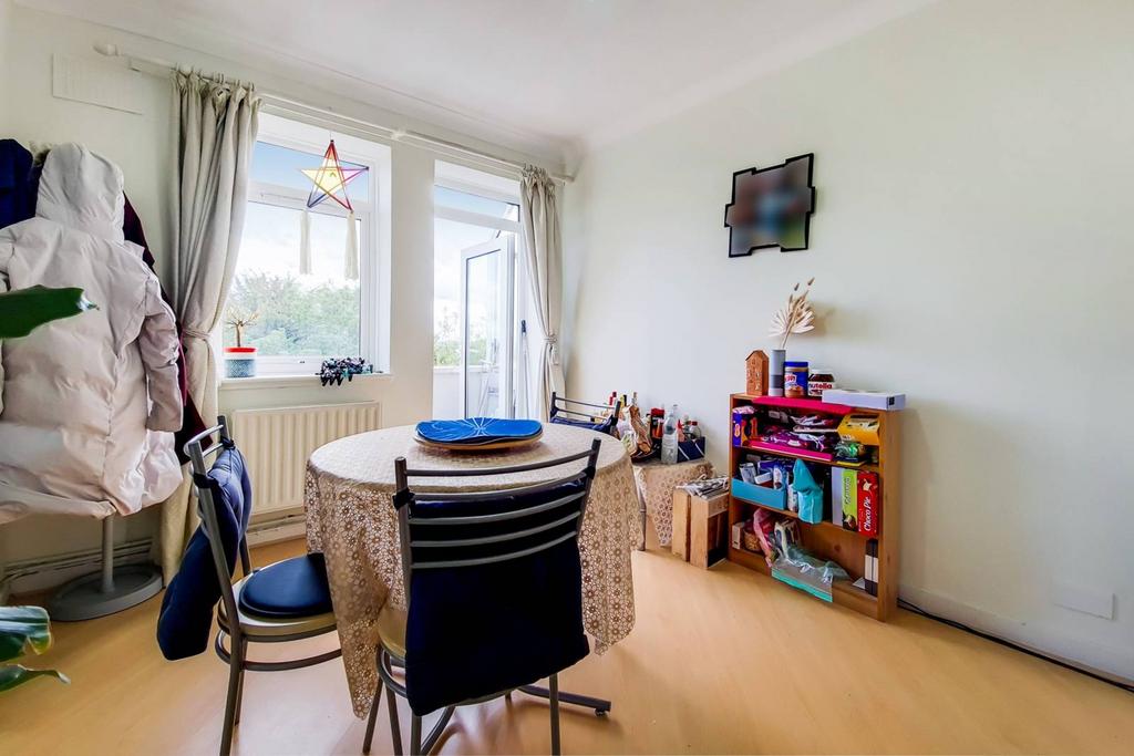 Kingston Hill, Kingston Hill... 3 bed flat to rent £2,250 pcm (£519 pw)