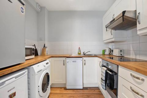 2 bedroom flat to rent, Clapham Road, Oval, London, SW9
