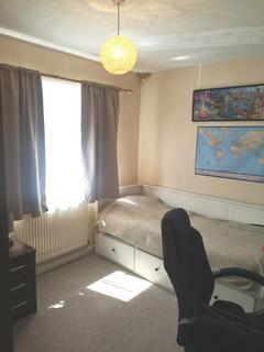 2 bedroom flat to rent, Hodgson Avenue, Beverley, HU17