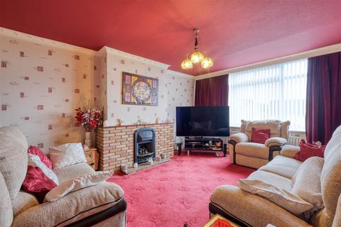 3 bedroom end of terrace house for sale, Ferney Hill Avenue, Batchley, Redditch B97 4RU