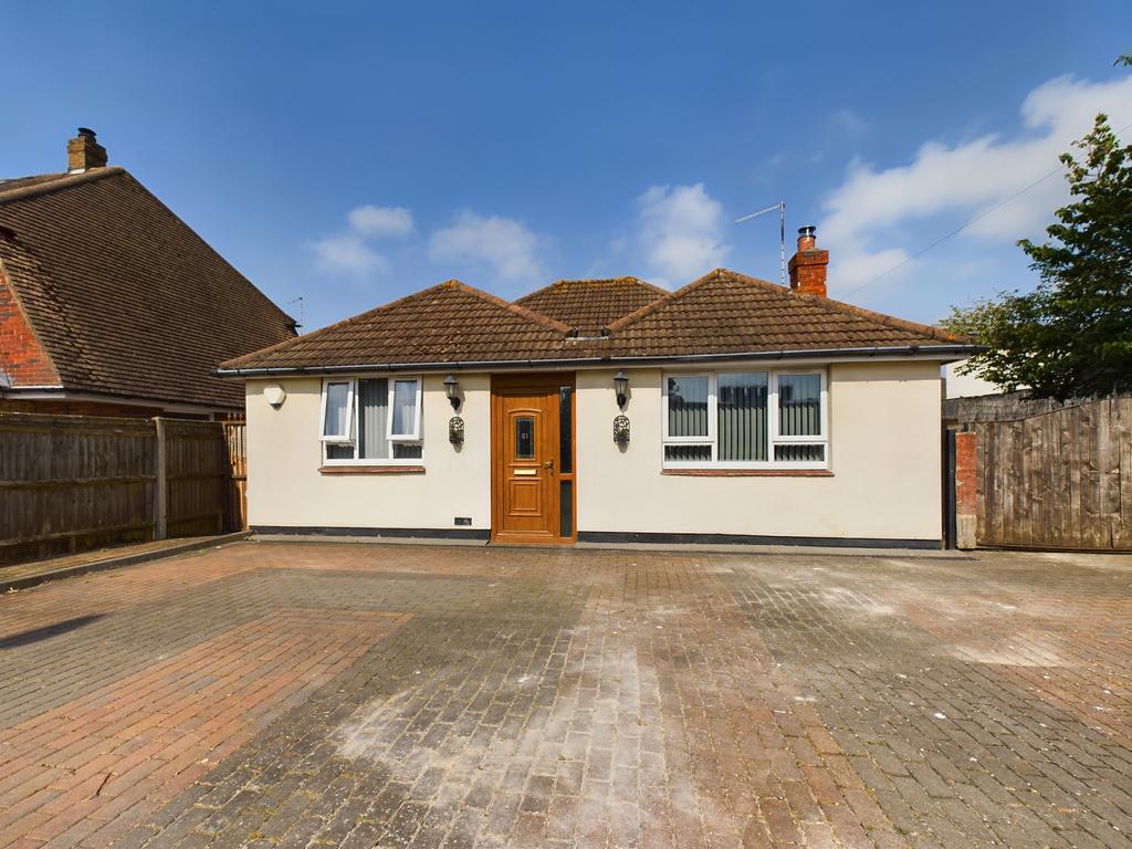 New Lane, Havant PO9 3 bed bungalow to rent £1,750 pcm (£404 pw)