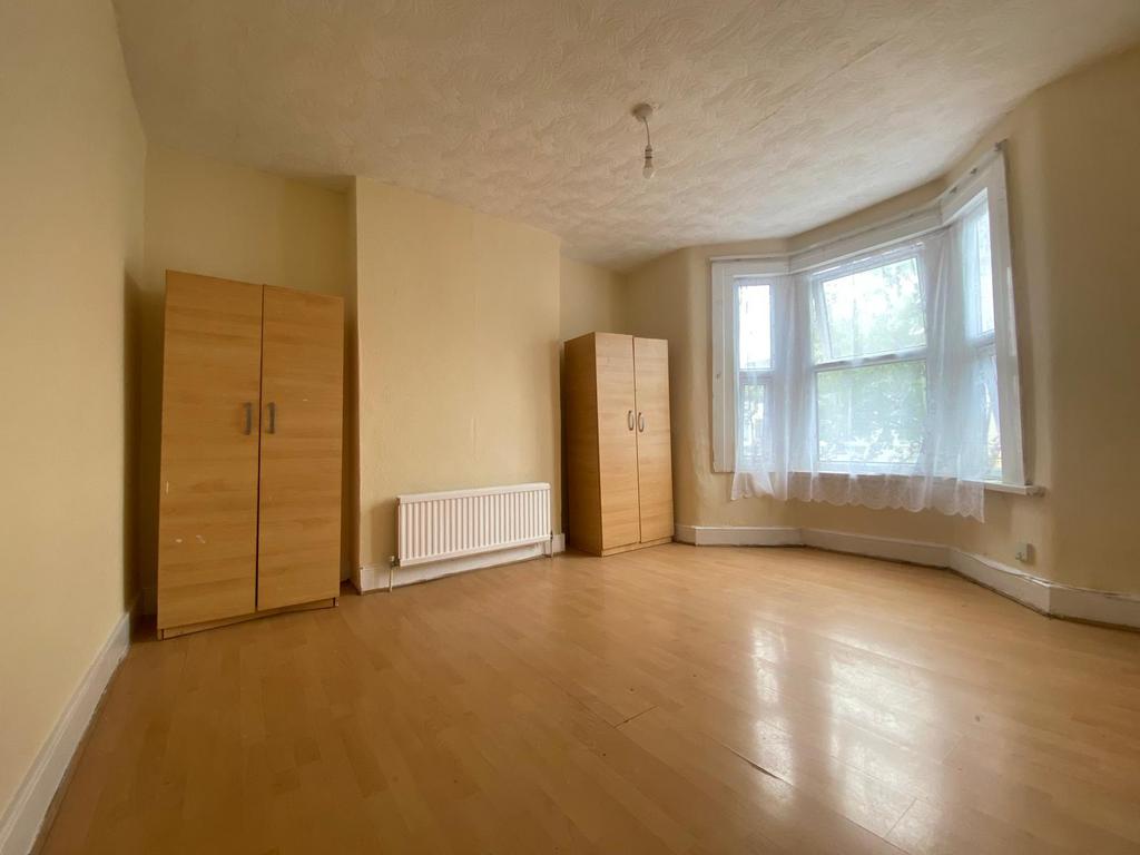 Ling Road, London E16 3 bed terraced house to rent £1,975 pcm (£456 pw)