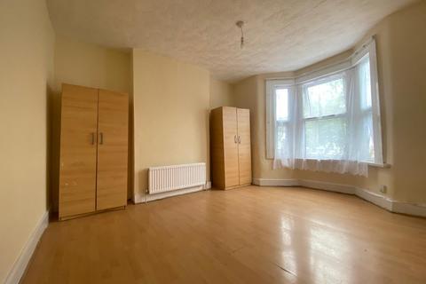 3 bedroom terraced house to rent, Ling Road, London E16