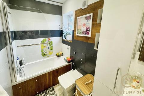 Flat 2, 13 Glebe Way, Hanworth, Feltham, TW13 6HJ