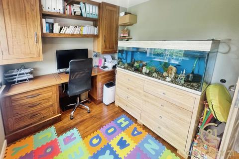 Flat 2, 13 Glebe Way, Hanworth, Feltham, TW13 6HJ