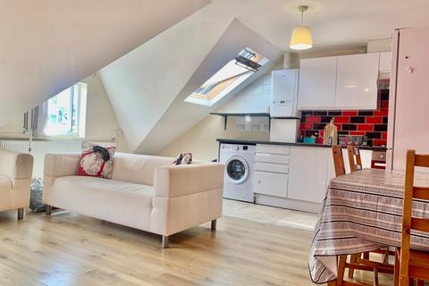 2 bedroom flat to rent, Lucien Road, SW17