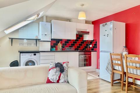 2 bedroom flat to rent, Lucien Road, SW17