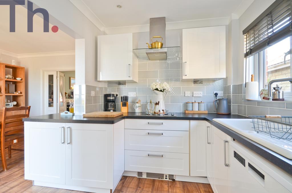 Kitchen (2).JPG