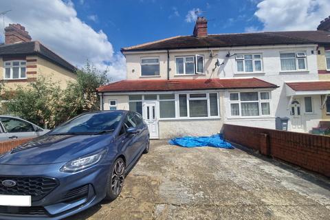 3 bedroom semi-detached house to rent, Smallberry Avenue, Isleworth TW7