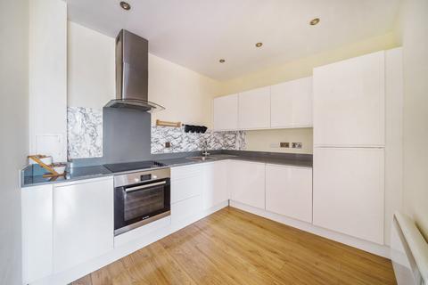 2 bedroom flat for sale, Staines Road West, Sunbury-On-Thames, TW16