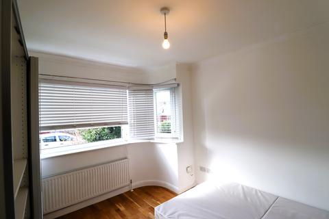 2 bedroom maisonette to rent, Calne Avenue, Ilford IG5