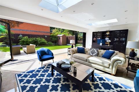 4 Grapsome Close, Chessington, KT9 2SG