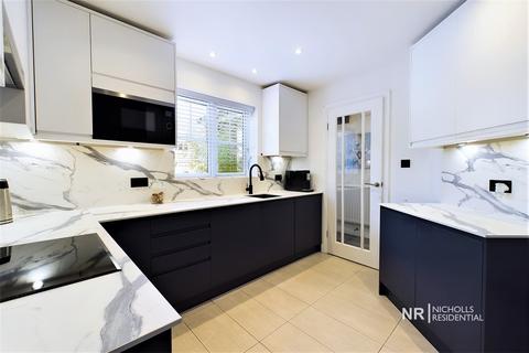 4 Grapsome Close, Chessington, KT9 2SG