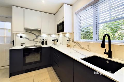 4 Grapsome Close, Chessington, KT9 2SG