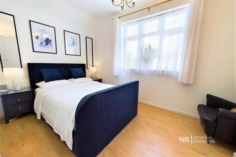 4 Grapsome Close, Chessington, KT9 2SG
