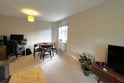 2 bedroom apartment to rent, Manor Court, Woking GU22