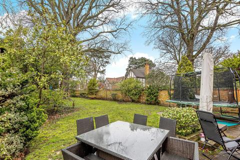 5 bedroom detached house to rent, The Grange, Midway, Walton On Thames, KT12