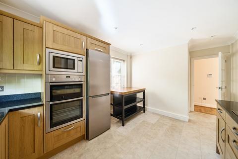 5 bedroom detached house to rent, The Grange, Midway, Walton On Thames, KT12