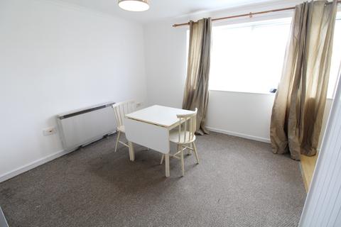 1 bedroom flat to rent, Burfield Court - Available mid June - Ref: P284459