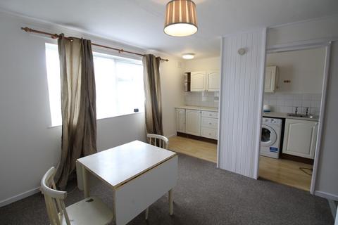 1 bedroom flat to rent, Burfield Court - Available mid June - Ref: P284459