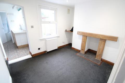 2 bedroom terraced house to rent, Barrack Street, Colchester