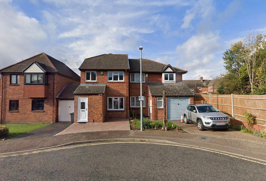 Gravesend, Kent DA12 3 bed semidetached house to rent £1,700 pcm (£392 pw)